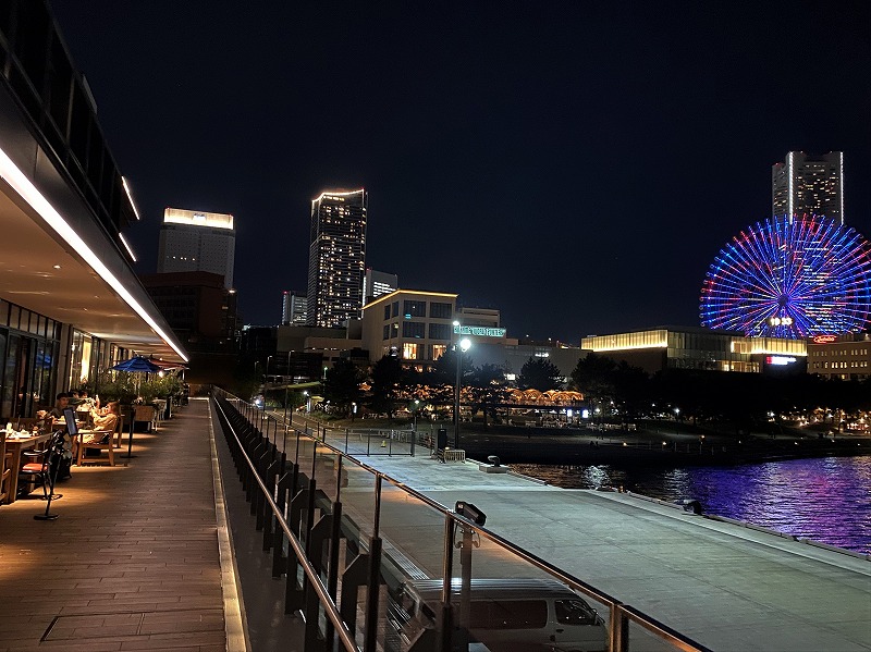 横浜ハンマーヘッド 夜景も楽しめるおしゃれダイニング Quays Pacific Grill Kicking 世界の旅へ