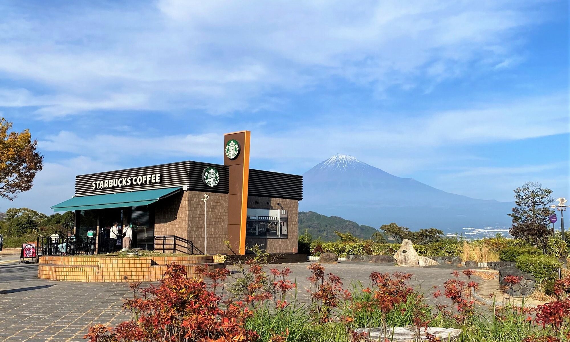 富士山を臨む絶景 スターバックス 富士川サービスエリア 下り線 店 Kicking 世界の旅へ